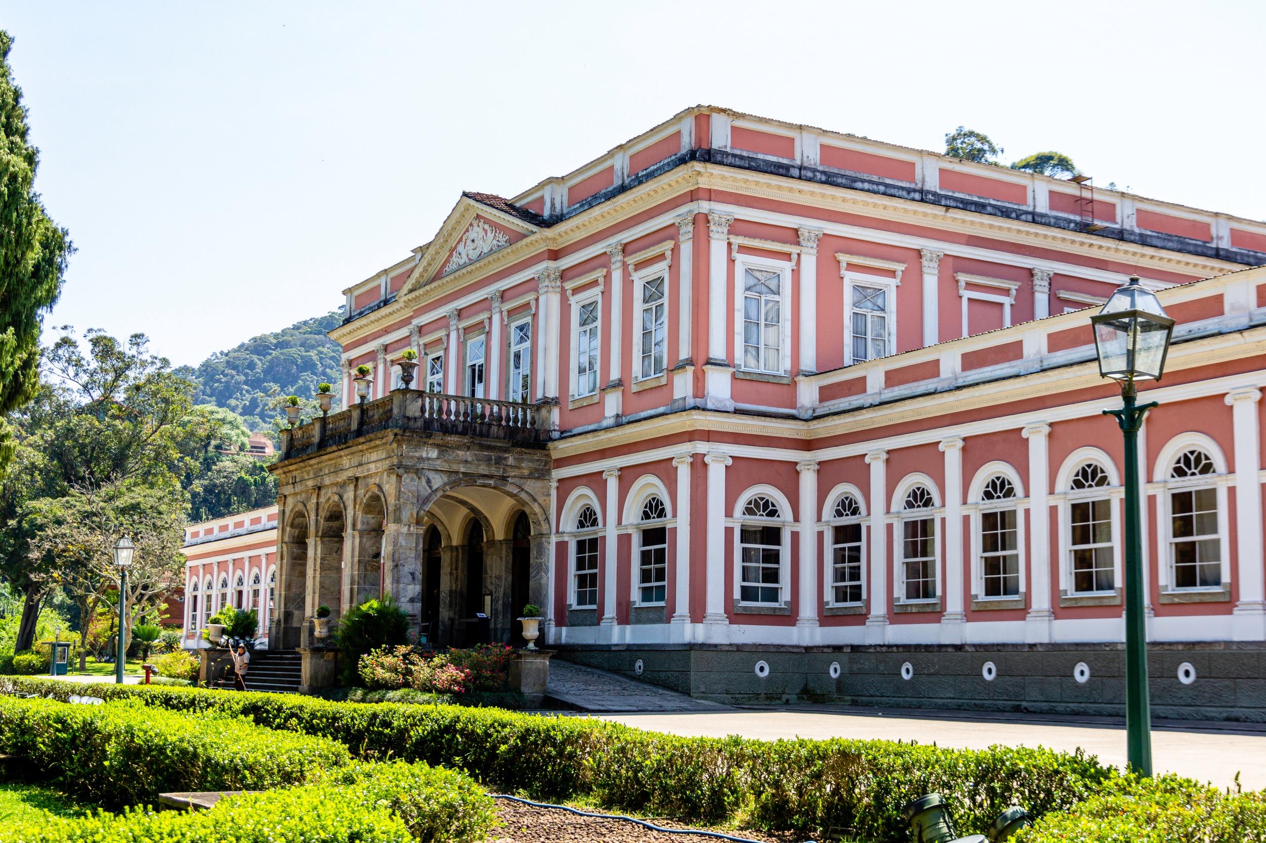 Vista do Museu Imperial e dos jardins durante um passeio por Petrópolis, na Região Serrana do Rio de Janeiro.