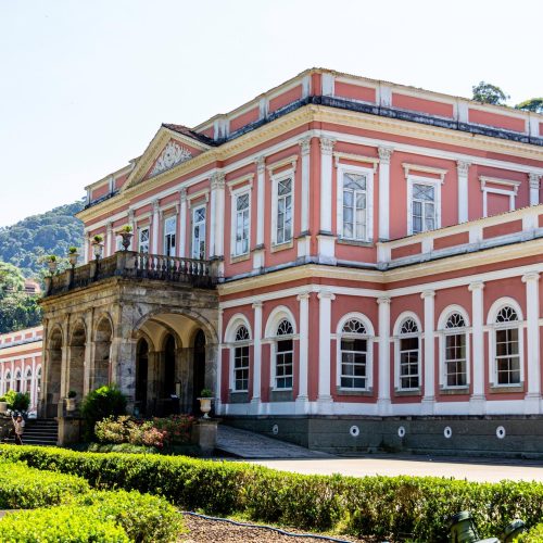 Vista do Museu Imperial e dos jardins durante um passeio por Petrópolis, na Região Serrana do Rio de Janeiro.