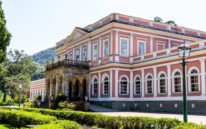 Vista do Museu Imperial e dos jardins durante um passeio por Petrópolis, na Região Serrana do Rio de Janeiro.