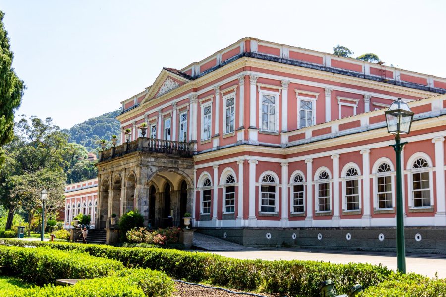 Vista do Museu Imperial e dos jardins durante um passeio por Petrópolis, na Região Serrana do Rio de Janeiro.